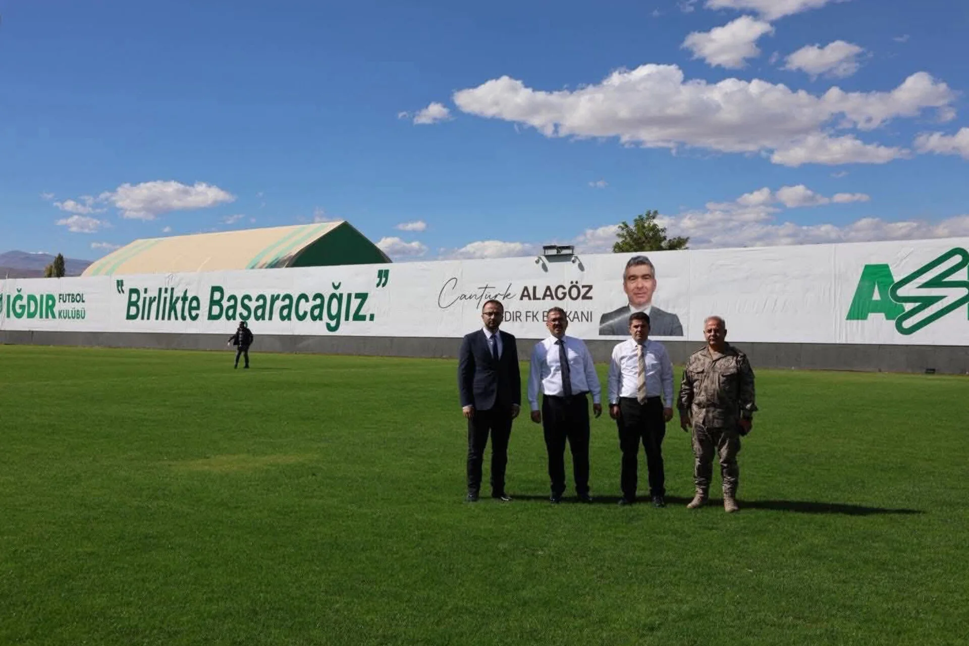 VALİ TURAN, IĞDIR ŞEHİR STADI’NDA İNCELEMELERDE BULUNDU