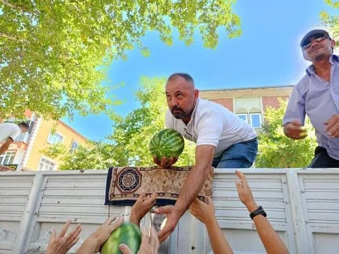 Tokat'ta Üretici TIR Dolusu Karpuz Dağıttı