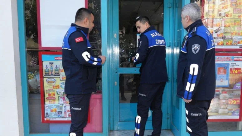 Alanya'da Tarihi Geçmiş Ürün Satan Zincir Marketlere Mühür! Halk Sağlığı İçin Denetimler Sürüyor