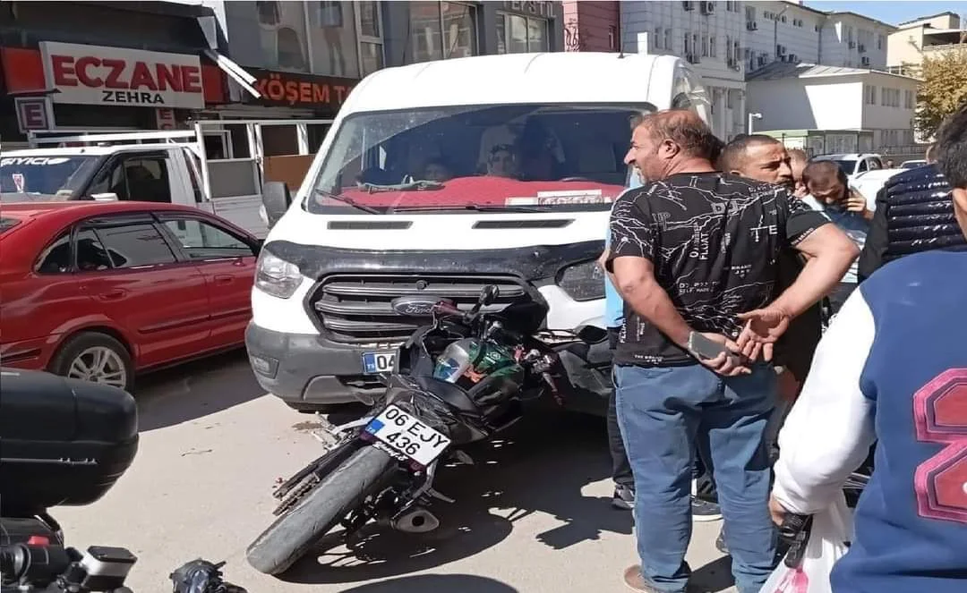 Iğdır'da Feci Kaza: Minibüs ile Motosiklet Kafa Kafaya Çarpıştı, 1 Ağır Yaralı!