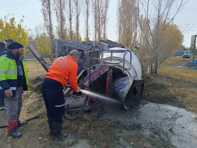 Iğdır Merkezine Özdemir Köyünde Beton Mikseri Devrildi: Olayla İlgili Detaylı Açıklanma...
