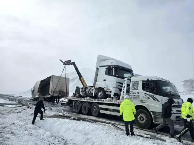 Cam Yüklü Tır Buzlanma Nedeniyle Devrildi: Sürücü Yaralandı