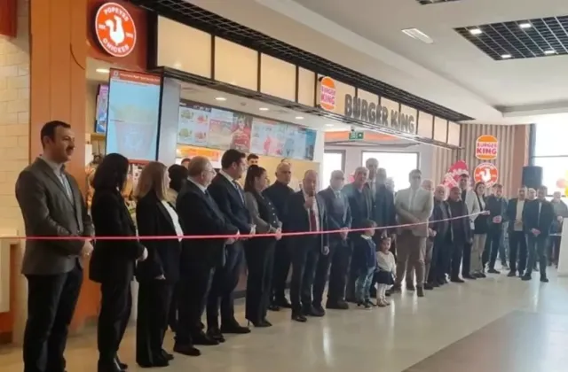 Afyonkarahisar'da Burger King Açılışı Tartışma Yarattı: AK Partili Yöneticilerin Katılımı ve Boykot Çağrıları Gündemde
