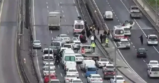 İstanbul Küçükçekmece’de 5 aracın karıştığı zincirleme trafik kazası: 2 yaralı