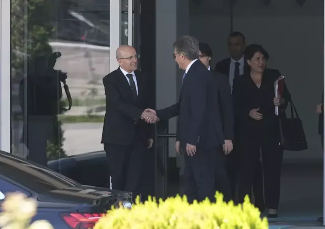 Mehmet Şimşek'e Kritik Ziyaret Sonrası İlk Açıklama: 'Kırmızı Dosya' Merak Uyandırdı, Görüşmenin Süresi Dikkat Çekti