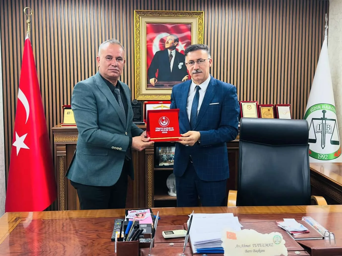 TÜRKİYE GAZİLER VE ŞEHİT AİLELERİ VAKFI DOĞU ANADOLU BÖLGE BAŞKANI HAMZA KARAKUŞ’TAN IĞDIR BAROSU BAŞKANI AV. AHMET TUTULMAZ’A HAYIRLI OLSUN ZİYARETİ kapak görseli