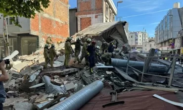 İstanbul Küçükçekmece’de Üç Katlı Bina Çöktü: Enkaz Altında Kalanlar Var