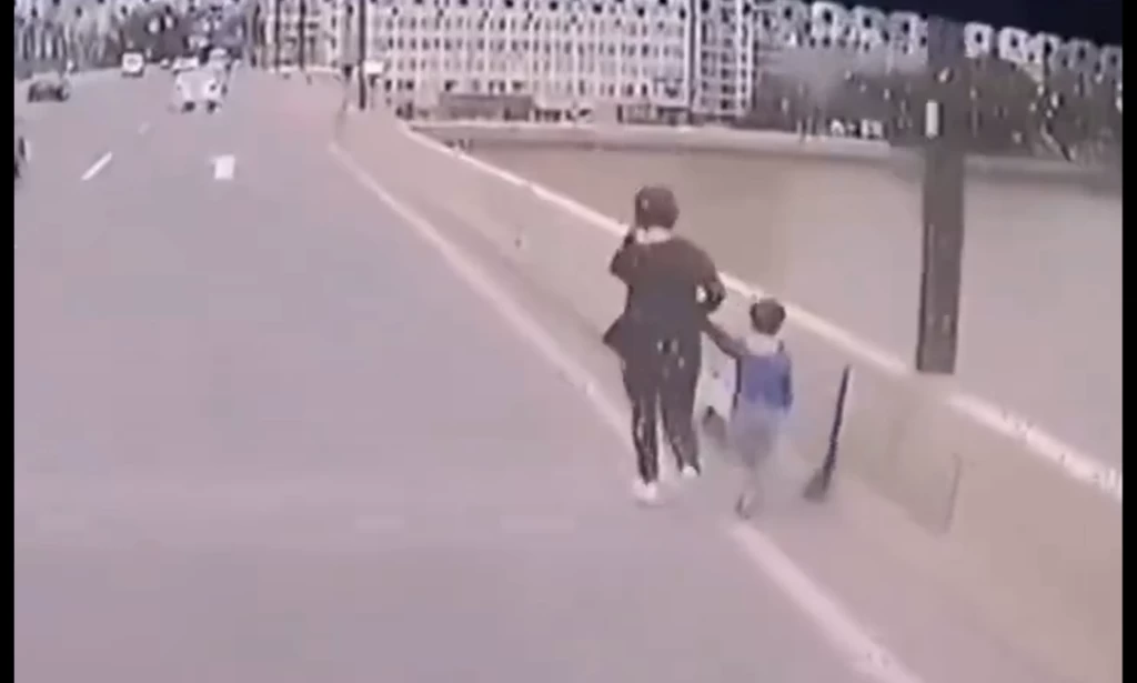 Çin'de Anne ve Çocuğunun Hayatını Kurtaran Kahraman Otobüs Şoförü