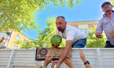 Tokat'ta Üretici TIR Dolusu Karpuz Dağıttı