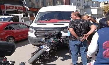 Iğdır'da Feci Kaza: Minibüs ile Motosiklet Kafa Kafaya Çarpıştı, 1 Ağır Yaralı!