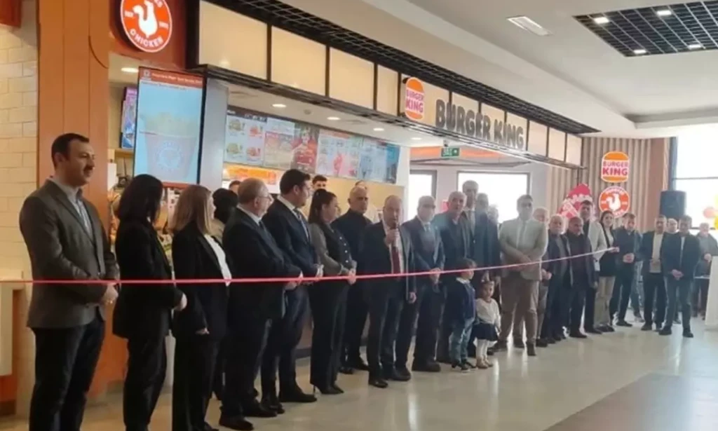 Afyonkarahisar'da Burger King Açılışı Tartışma Yarattı: AK Partili Yöneticilerin Katılımı ve Boykot Çağrıları Gündemde