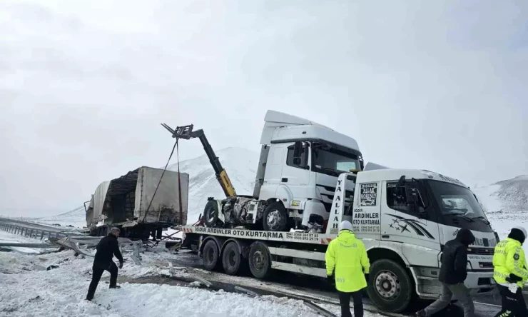 Cam Yüklü Tır Buzlanma Nedeniyle Devrildi: Sürücü Yaralandı