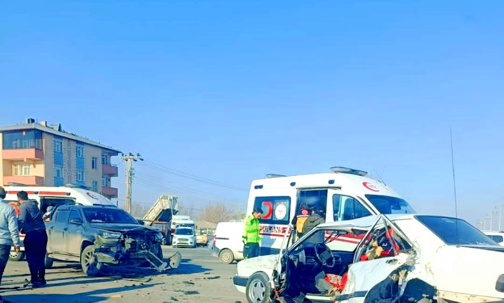 Iğdır’da Feci Trafik Kazası: Pikap ile Otomobil Kafa Kafaya Çarpıştı!