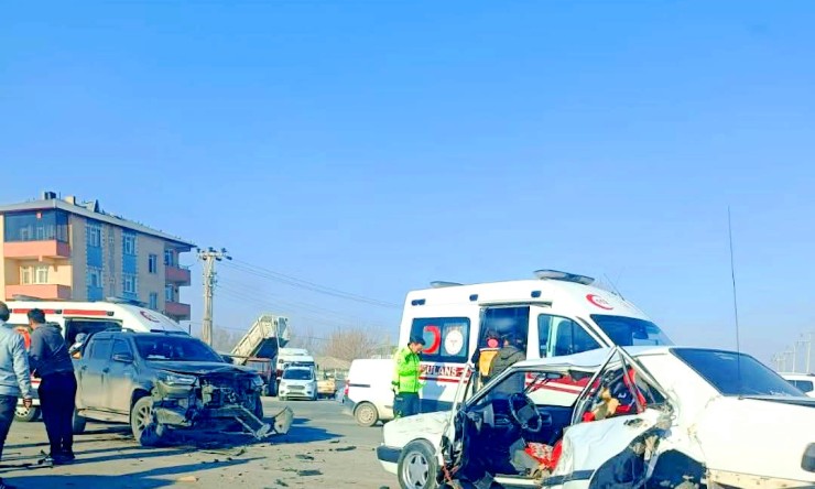 Iğdır’da Feci Trafik Kazası: Pikap ile Otomobil Kafa Kafaya Çarpıştı!