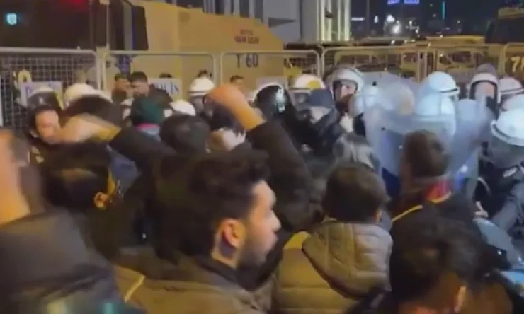 Çağlayan Adliyesi Önünde Gergin Anlar: İmamoğlu'nun Sevki Sonrası Avukatlara Polis Müdahalesi
