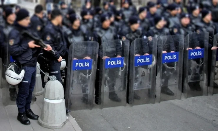 İstanbul'da Gösteri ve Etkinlik Yasağı Uzatıldı, Şehre Giriş Çıkışlara Kısıtlama Getirildi
